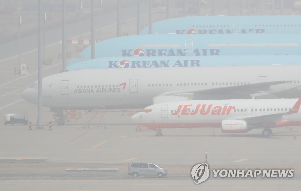 The air around Incheon International Airport, west of Seoul, is blurry with the worst yellow dust to hit the nation this year on March 29, 2021. (Yonhap)