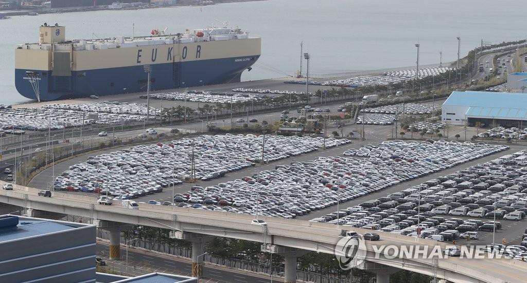 This file photo taken on April 1, 2021, shows vehicles awaiting to be shipped for exports at Hyundai Motor Co.'s port in Ulsan, 414 kilometers southeast of Seoul. (PHOTO NOT FOR SALE) (Yonhap)