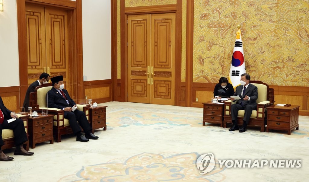 South Korean President Moon Jae-in (R) talks with Indonesian Defense Minister Prabowo Subianto at Cheong Wa Dae in Seoul on April 8, 2021. (Yonhap)