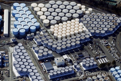 福島原発の処理水タンク＝（共同＝聯合ニュース）