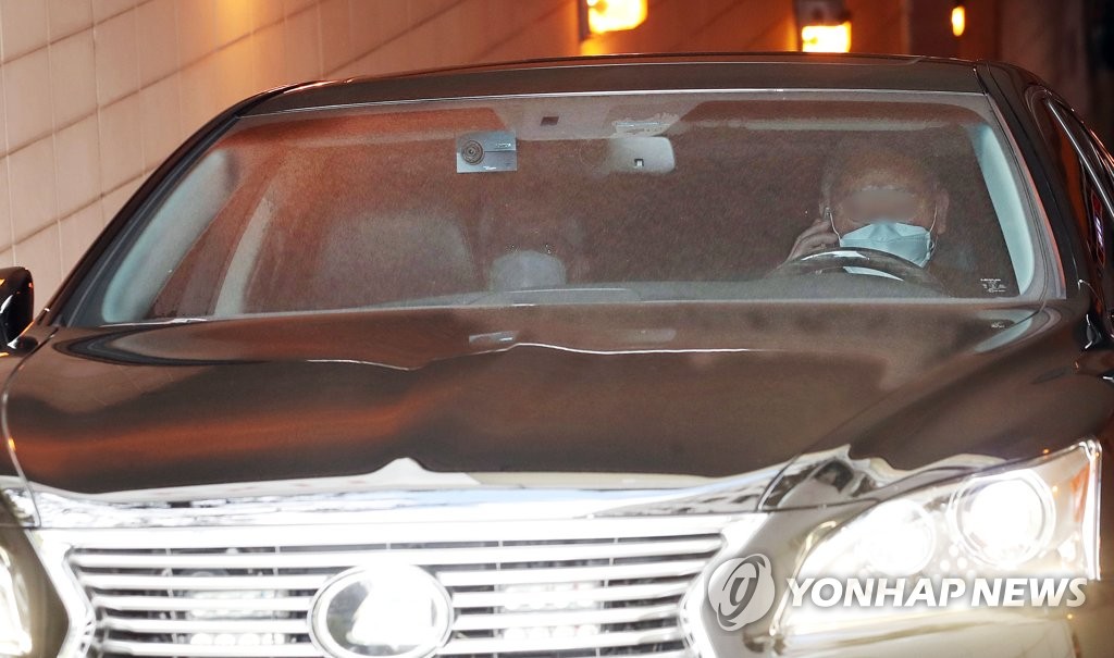 Japanese Ambassador to Seoul Koichi Aiboshi (L) leaves the foreign ministry in a vehicle on April 13, 2021, after being summoned over Tokyo's decision to release contaminated water from its wrecked Fukushima nuclear power plant into the sea. (Yonhap)