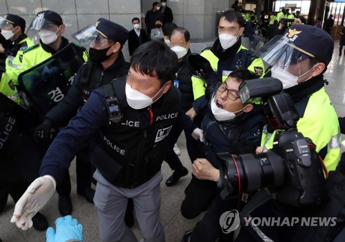 '복직 요구' 아시아나 하청업체 농성자 4명 경찰 연행