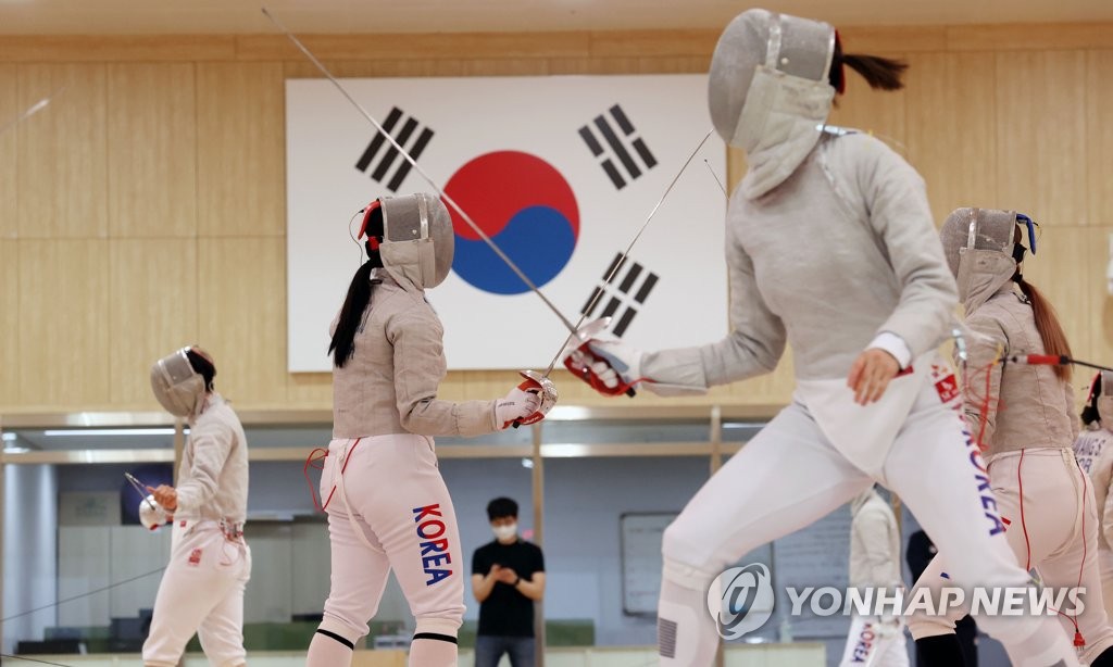 South Korean fencers train at the Jincheon National Training Center in Jincheon, 90 kilometers south of Seoul, on April 14, 2021. (Yonhap)