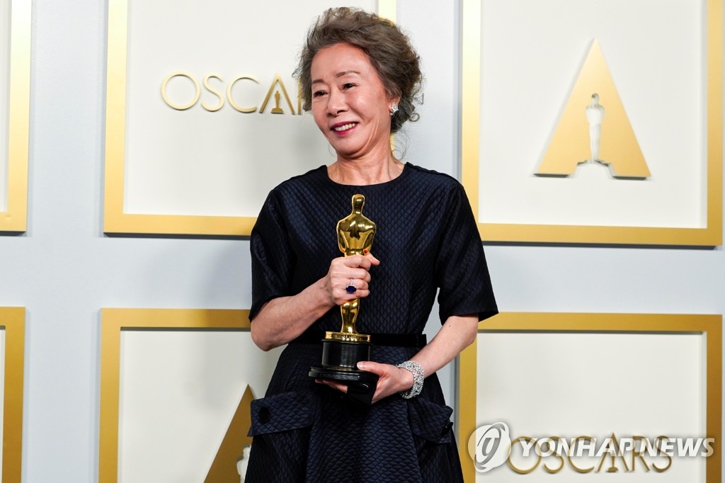 Youn Yuh-jung poses for photographers after winning Best Actress in a Supporting Role for "Minari" at the 93rd Oscars on April 25, 2021, in this Reuters photo. (Yonhap)