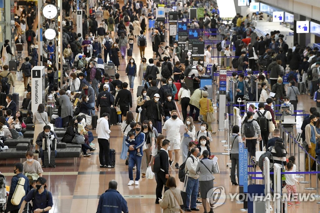황금연휴 맞아 여행객들로 붐비는 일본 도쿄 하네다 공항