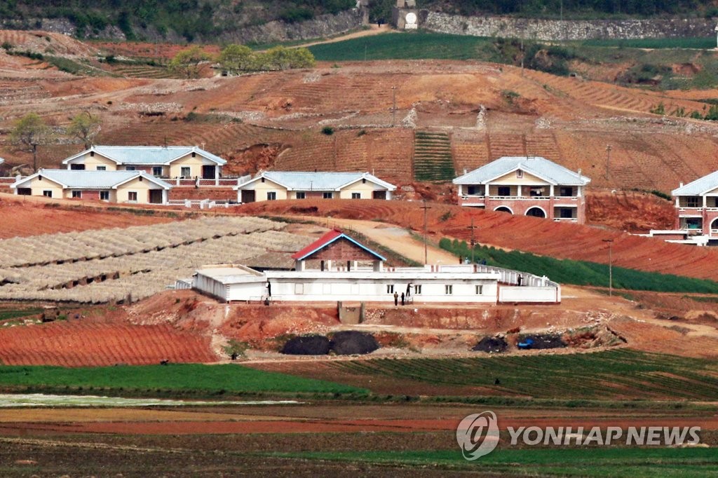 새로 단장하는 북한 선전마을