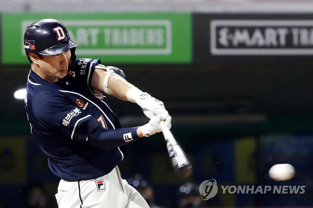In this file photo from May 14, 2021, Park Kun-woo of the Doosan Bears hits an RBI single against the SSG Landers in the top of the seventh inning of a Korea Baseball Organization regular season game at Incheon SSG Landers Field in Incheon, 40 kilometers west of Seoul. (Yonhap)