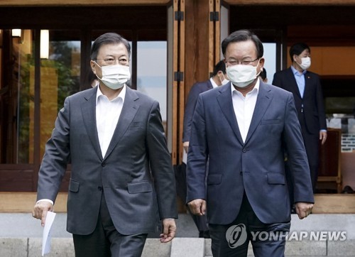 김총리 "중증환자 병상 확보 총력…추가접종 대상 확대"