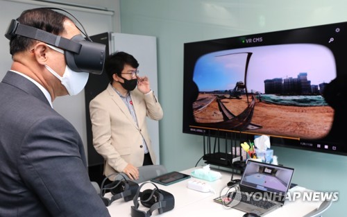 3D VR 시연 체험하는 홍남기 경제부총리
