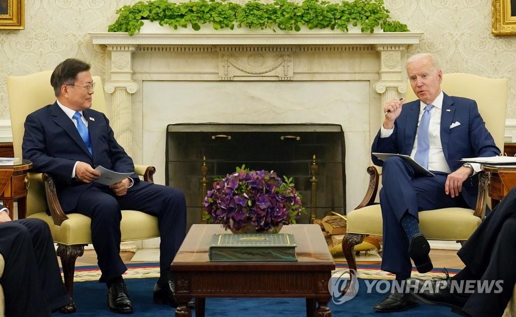 South Korean President Moon Jae-in (L) holds talks with U.S. President Joe Biden at the Oval Office of the White House in Washington on May 21, 2021. (Yonhap)