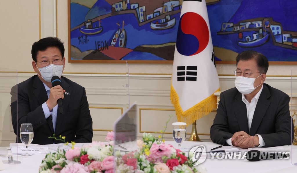 Le chef du Parti démocrate Song Young-gil prend la parole lors d'une rencontre avec le président Moon Jae-in (à droite) à Cheong Wa Dae à Séoul, le mercredi 26 mai 2021.