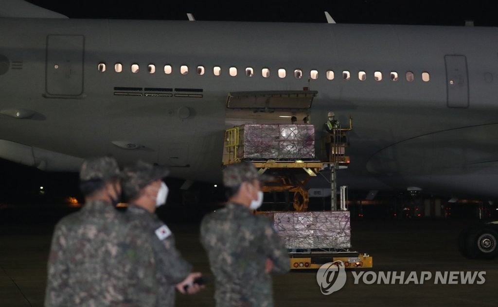 A KC-330 military aircraft carrying U.S.-provided COVID-19 vaccines arrives at Seoul Air Base in Seongnam, just south of Seoul, on June 5, 2021. (Pool photo) (Yonhap)