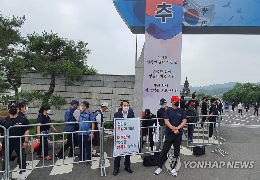 1인 시위하는 천안함 생존 장병들