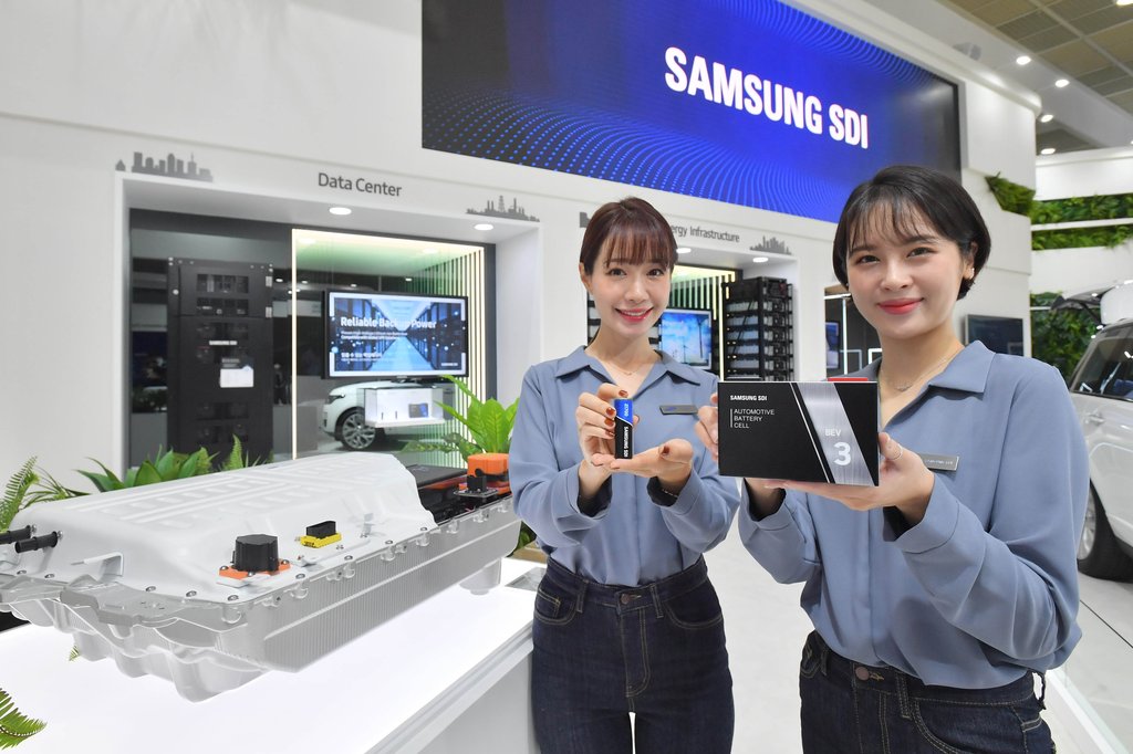 Models introduce Samsung SDI Co.'s battery products at a booth for InterBattery 2021, which runs from June 9-12 2021, at the Convention & Exhibition Center in southern Seoul, in this photo provided by the company on June 8, 2021. (PHOTO NOT FOR SALE) (Yonhap)