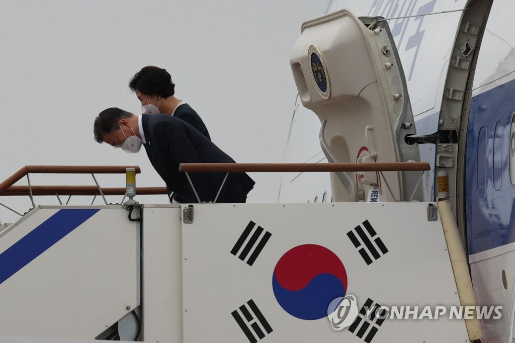 Moon téléphone au nouveau chef du PPP, Lee Jun-seok, pour le féliciter