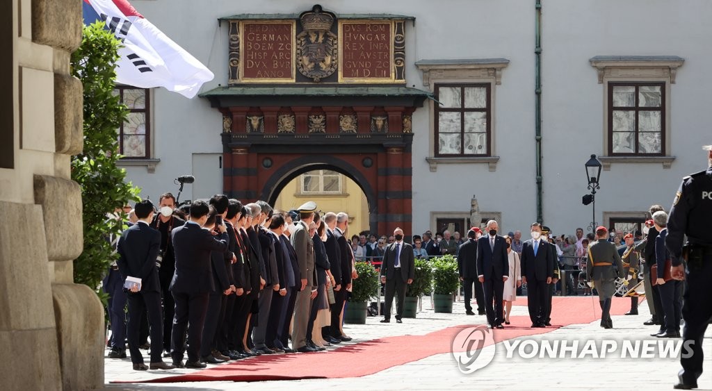 An official welcome ceremony for South Korean President Moon Jae-in and first lady Kim Jung-sook is under way at the Hofburg Palace in Vienna on June 14, 2021. (Yonhap) 