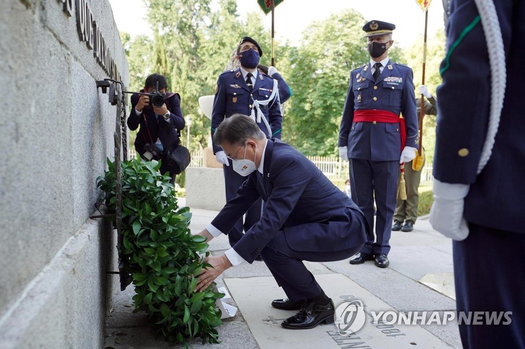 South Korean President Moon Jae-in lays a wreath at the Monument to the Fallen for Spain in Madrid on June 16, 2021. (Yonhap)