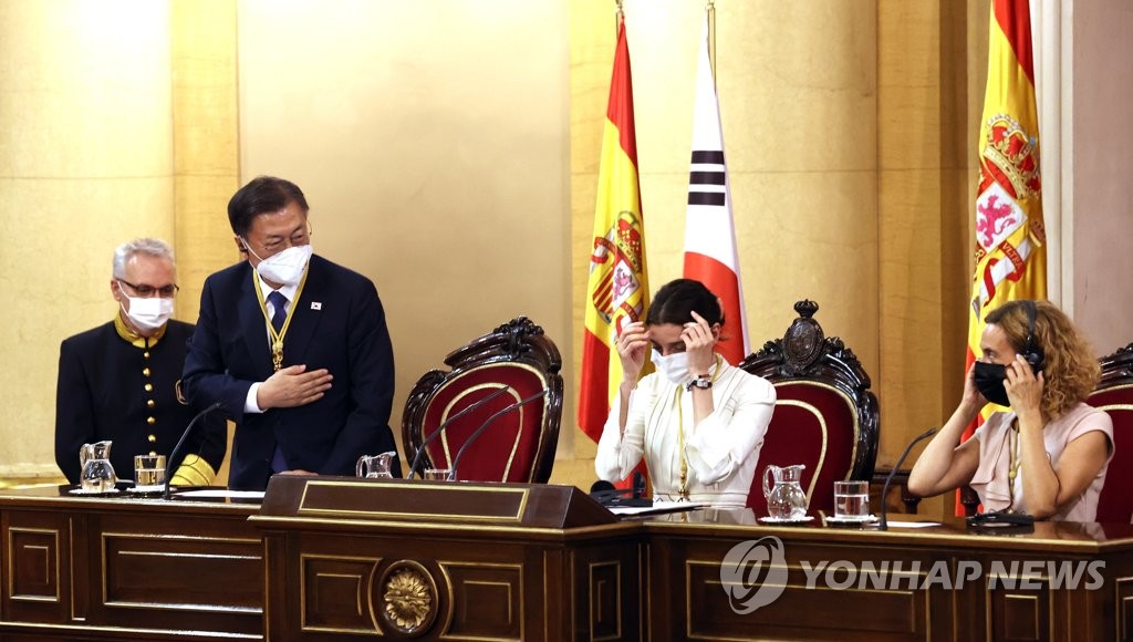 El presidente de Corea del Sur, Moon Jae-in (segundo por la izda.), saluda, el 16 de junio de 2021 (hora local), a las legisladoras españolas, mientras es presentado ante el Senado español, en Madrid.