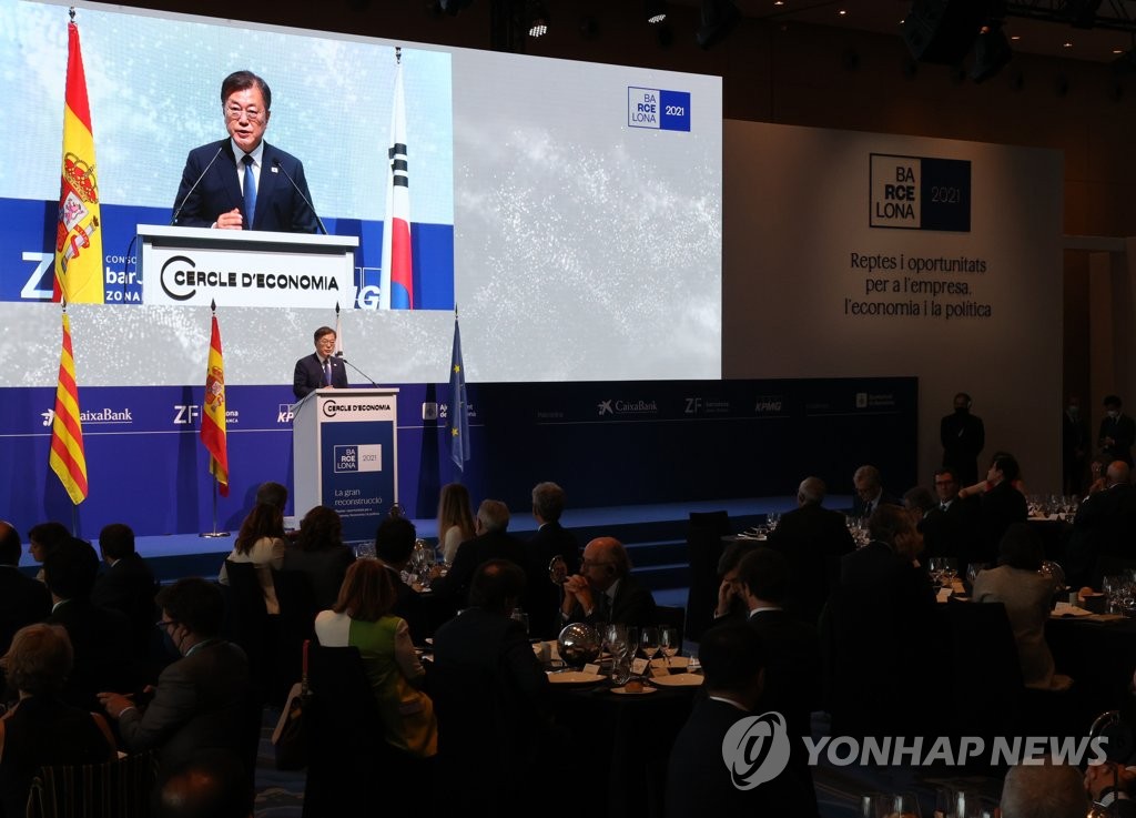 Le président Moon Jae-in donne un discours à la réunion annuelle du Cercle d'Economia à Barcelone en Espagne, le mercredi 16 juin 2021 (heure locale).