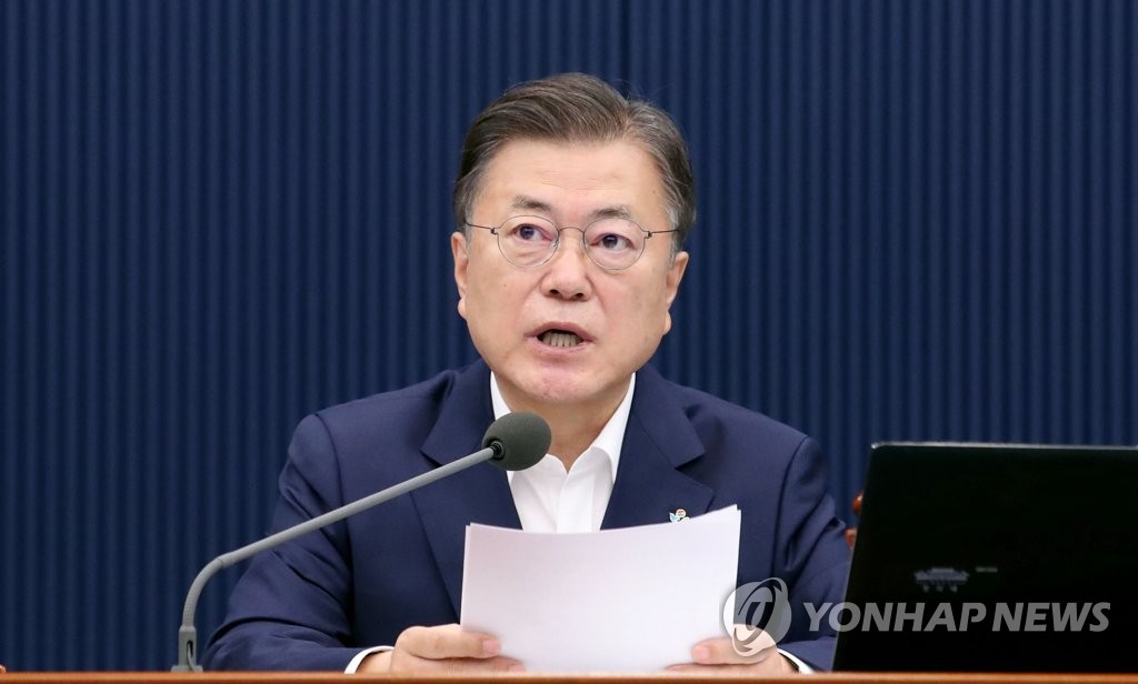 Le président Moon Jae-in prend la parole le mardi 22 juin 2021 lors d'une réunion des ministres à Cheong Wa Dae.