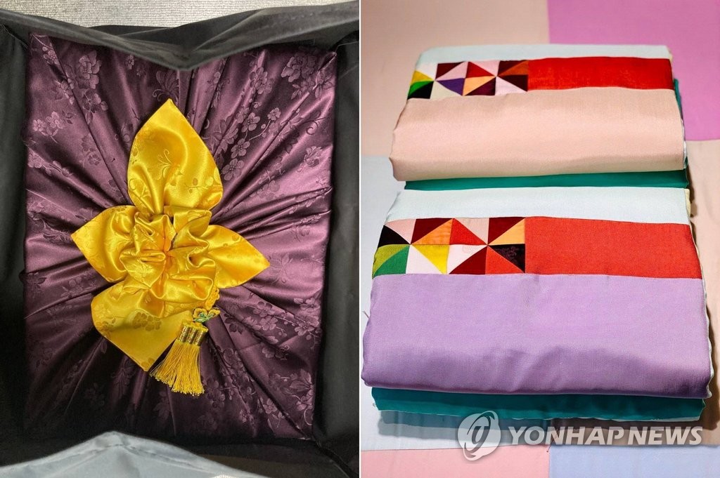 Packages of Korean ginseng and blankets sent to two Austrian nurses -- Marianne Stoger and Margaret Pissarek -- are seen in a photo released by President Moon Jae-in's office. (PHOTO NOT FOR SALE) (Yonhap)