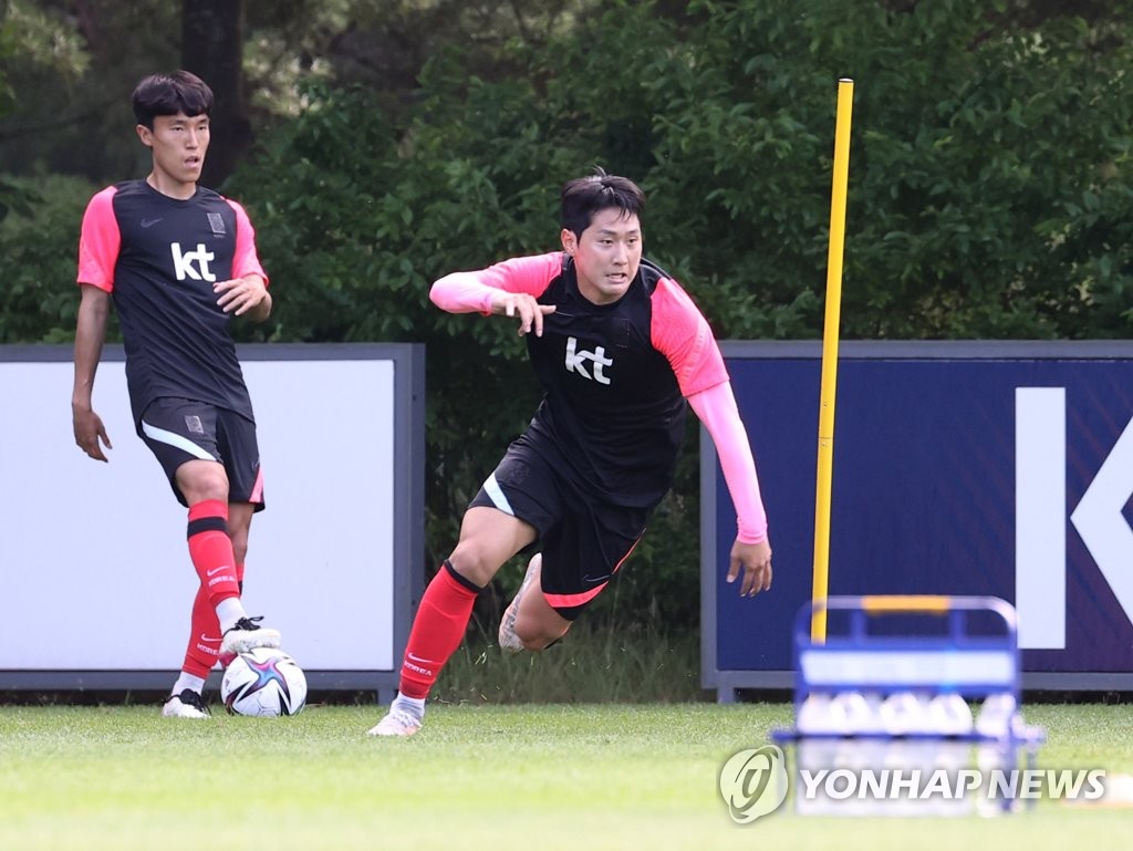 Lee Kang-in (à dr.) de l'équipe olympique sud-coréenne de football masculine s'entraîne au Centre national de football de Paju, dans la province du Gyeonggi, le 23 juin 2021.
