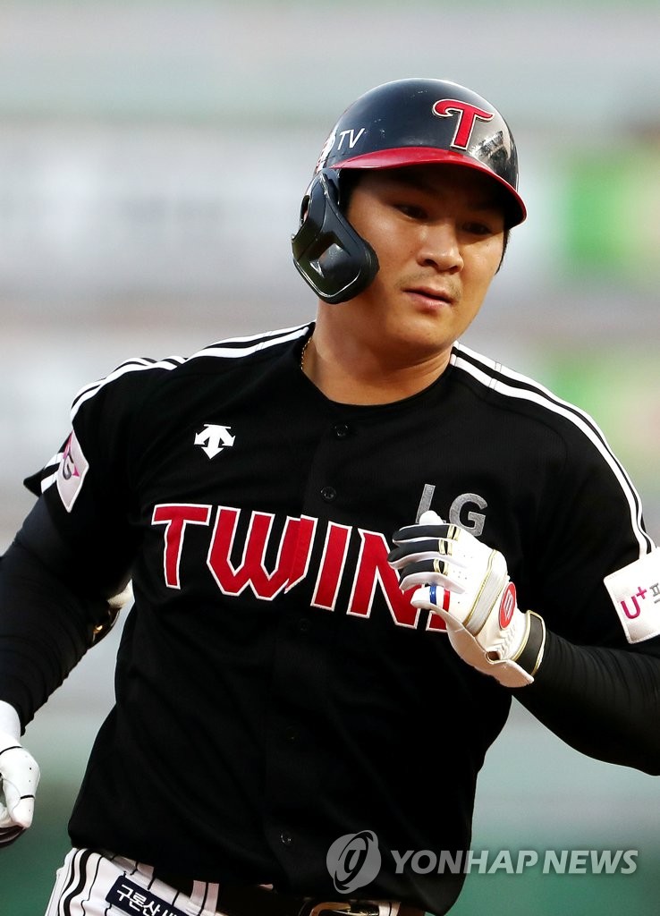 Korea. 01st July, 2021. LG Twins' Oh Ji-hwan Oh Ji-hwan of the LG Twins  hits a three-run homer against the KT Wiz during a Korea Baseball  Organization match held at Jamsil Baseball