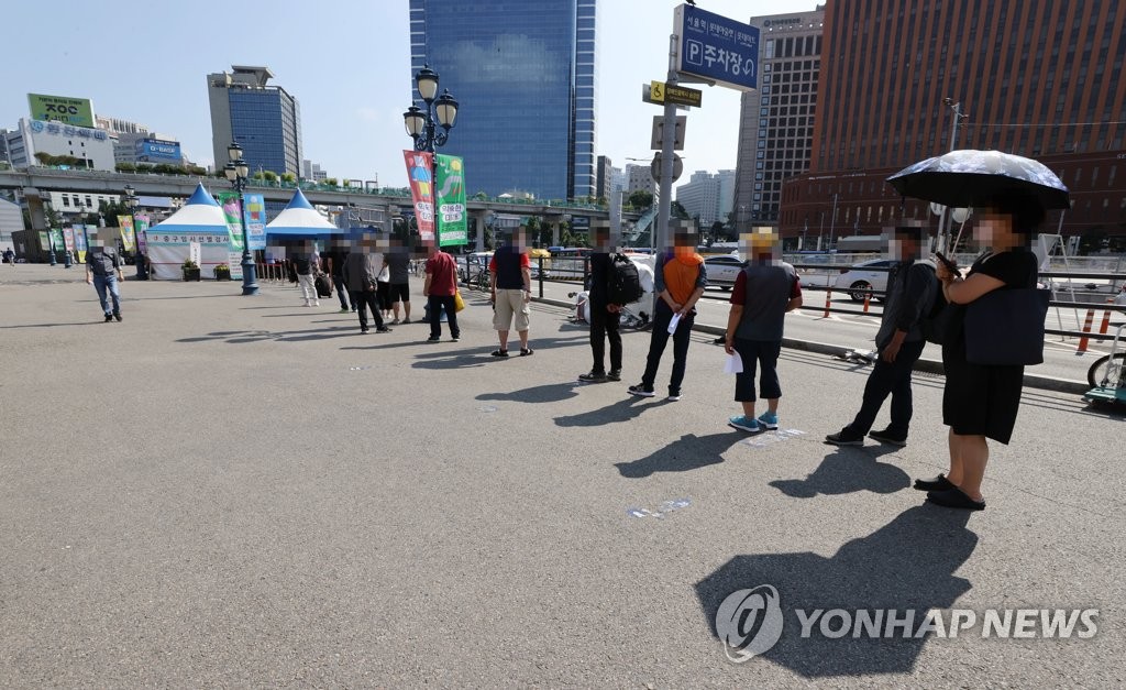 新型コロナウイルスの検査所を訪れた人々（資料写真）＝（聯合ニュース）