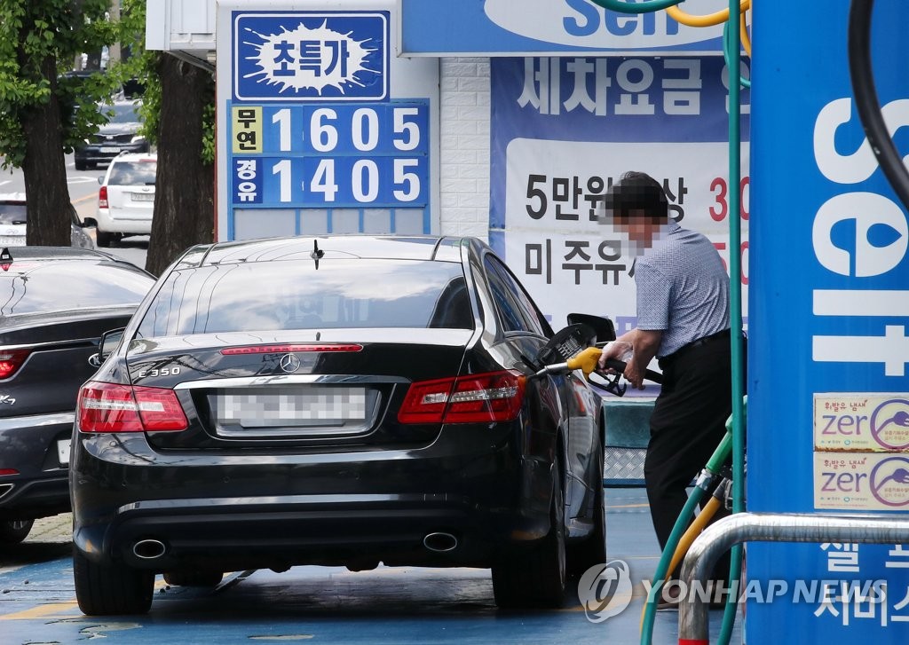 A driver refills his car at a gas station in Seoul on July 4, 2021, as the nation's average gasoline prices surpassed 1,600 won (US$1.40) per liter for the first time since November 2018. (Yonhap)
