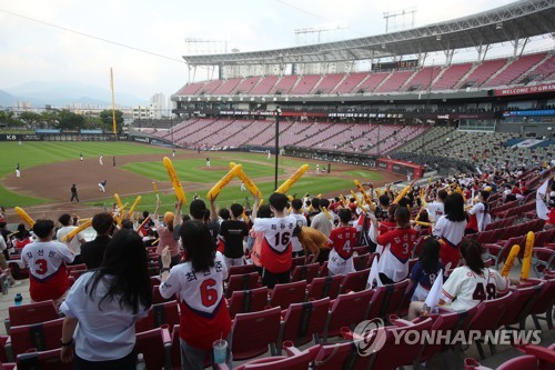 South Korea's Baseball League Halts Season After Infections - The New York  Times