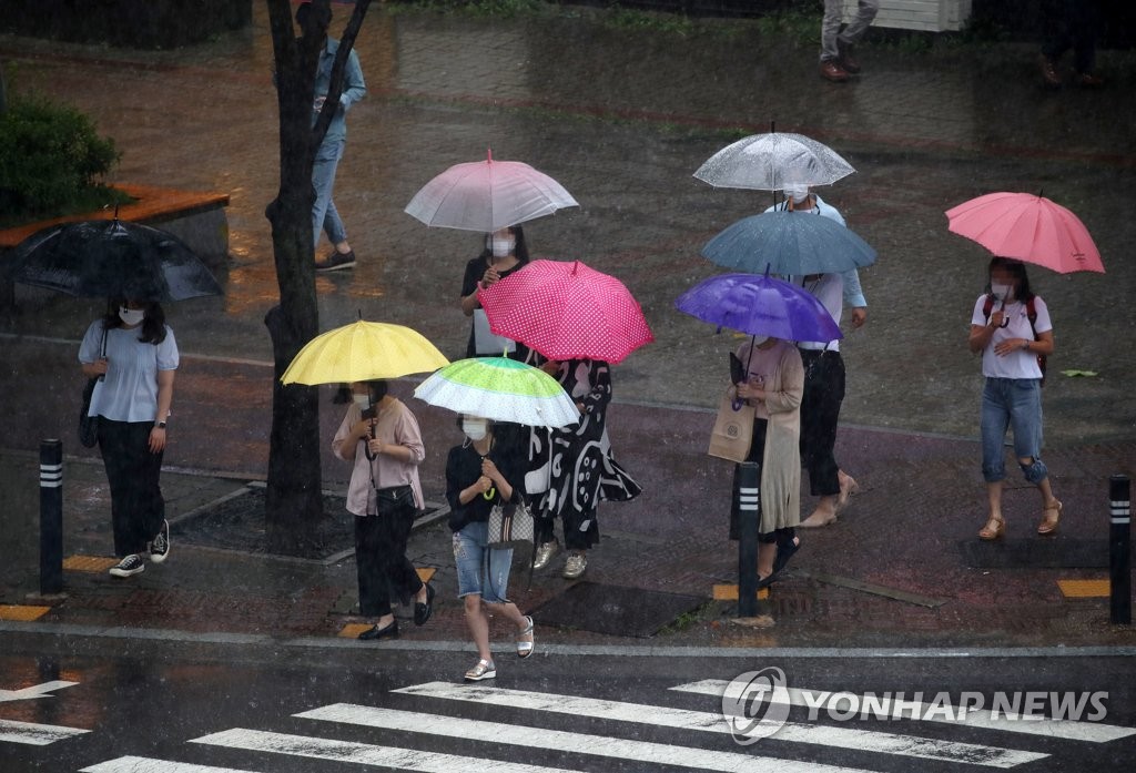 광주 서구 치평동에서 우산 쓴 시민들이 횡단보도를 건너고 있다. [연합뉴스 자료사진] 