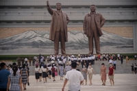 김일성ㆍ김정일 동상 참배하는 북한 주민들
