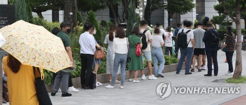 ソウル市内に設置された新型コロナの臨時検査所で順番を待つ市民＝８日、ソウル（聯合ニュース）