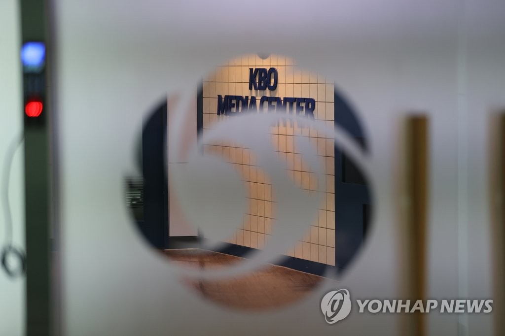 코로나19에 프로야구 리그 중단되나…KBO 긴급 실행위 개최