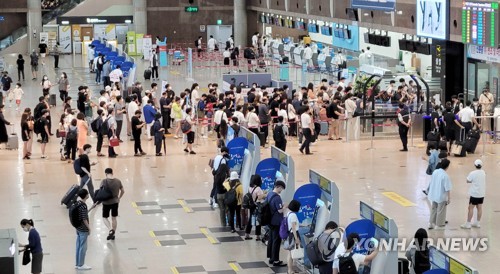 김해공항 국제선 1년 7개월 만에 재개…방역 시스템 본격 가동