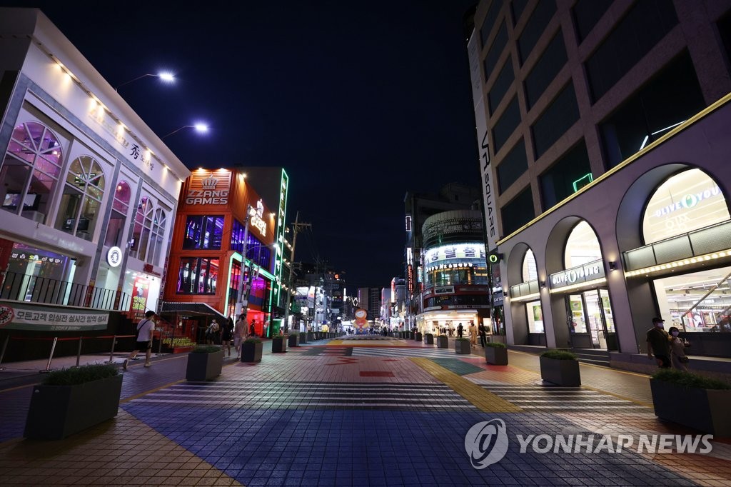 A street in western Seoul is nearly empty on July 12, 2021, as South Korea launched the toughest social distancing measures on the day. (Yonhap)