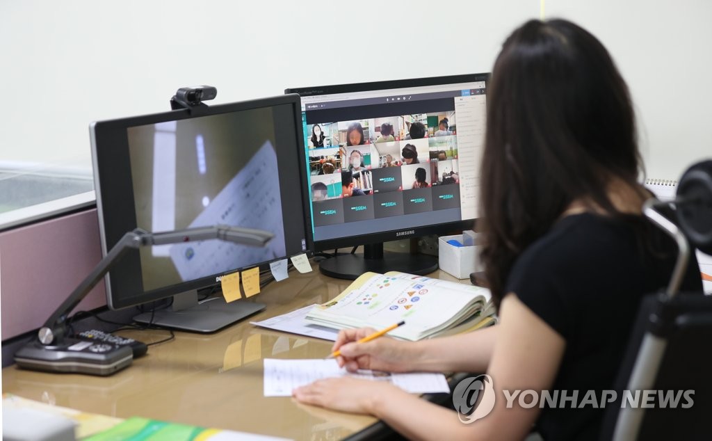 A teacher holds a class virtually at an elementary school in western Seoul on July 14, 2021. (Yonhap)