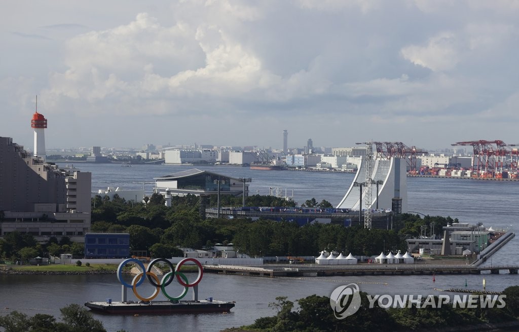 This photo from July 16, 2021, shows the Olympic Rings seen from the Rainbow Bridge in Tokyo. (Yonhap)