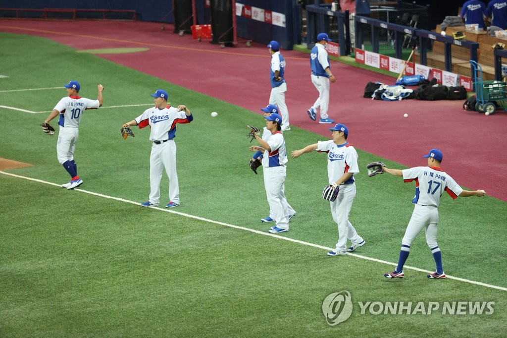 South Korean Olympic baseball players train at Gocheok Sky Dome in Seoul on July 17, 2021. (Yonhap)