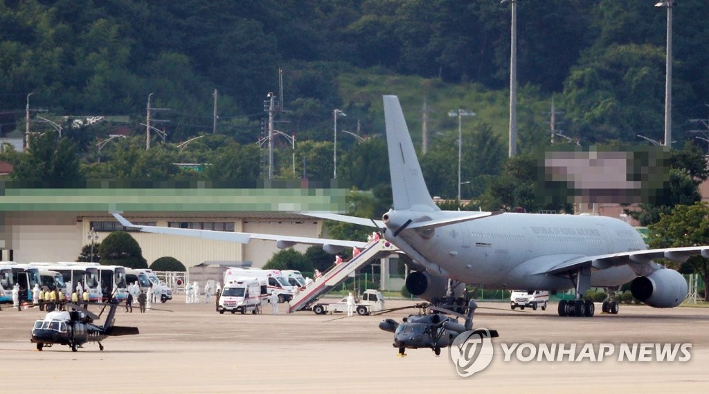 A KC-330 multirole aerial tanker arrives at an air base in Seongnam, south of Seoul, on July 20, 2021, carrying members of the anti-piracy Cheonghae unit, where hundreds of sailors tested positive for the new coronavirus. (Yonhap)