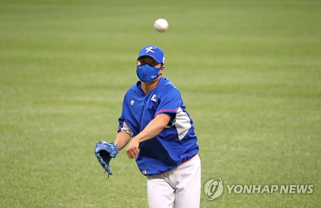 South Korean pitcher Cha Woo-chan plays catch during practice for the Tokyo Olympics at Gocheok Sky Dome in Seoul on July 21, 2021. (Yonhap)