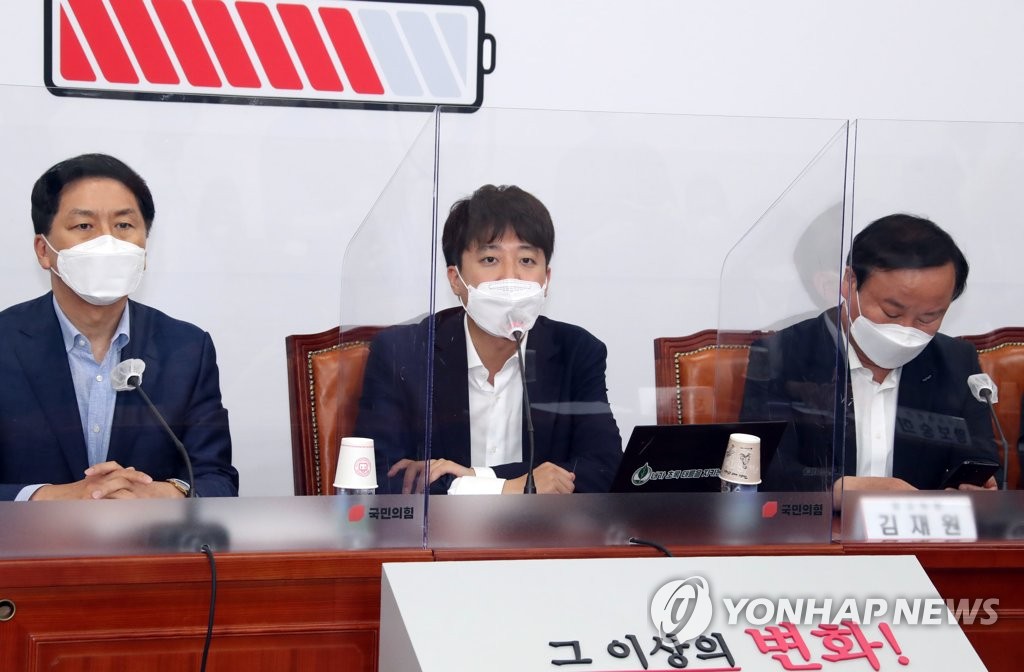 Lee Jun-seok (C), chairman of the main opposition People Power Party, speaks during the party's supreme council meeting at the National Assembly in Seoul on July 22, 2021. (Yonhap) 