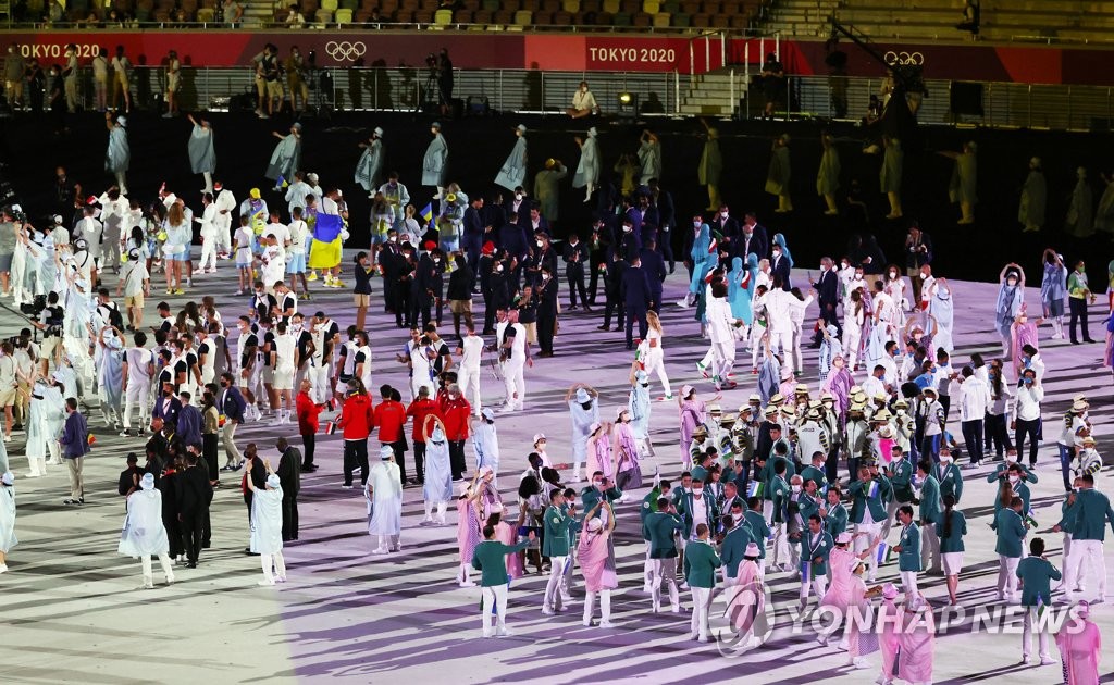 Athletes enjoy the opening ceremony of the Tokyo Olympic Games at the National Stadium in Tokyo on July 23, 2021. (Yonhap)