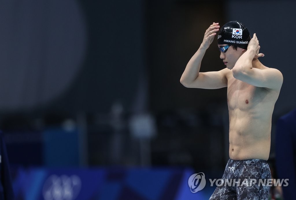 South Korean swimmer Hwang Sun-woo gets ready to start the semifinals of the men's 200m freestyle swimming event at the Tokyo Olympics at Tokyo Aquatics Centre in Tokyo on July 26, 2021. (Yonhap)