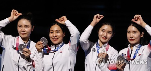 JO de Tokyo : Moon félicite l'équipe féminine d'épée et les taekwondoïstes pour leurs médailles