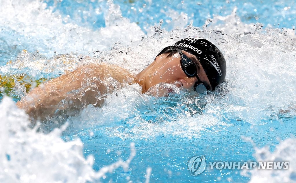 Hwang Sun-woo of South Korea races in the men's 100m freestyle final at the Tokyo Olympics at Tokyo Aquatics Centre in Tokyo on July 29, 2021. (Yonhap)