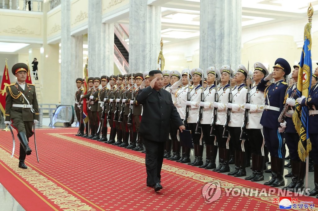 North Korean leader Kim Jong-un (C) inspects an honor guard as he attends the first-ever workshop of military commanders and political officers in Pyongyang, in this photo released by the North's official Korean Central News Agency on July 30, 2021. At the workshop, which ran from July 24 through 27, Kim made no mention of nuclear weapons or relations with South Korea or the United States. (For Use Only in the Republic of Korea. No Redistribution) (Yonhap)