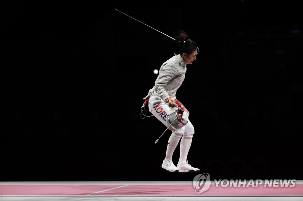 Kim Ji-yeon of South Korea celebrates the team's victory over Italy in the bronze medal match of the women's sabre team fencing event at the Tokyo Olympics at Makuhari Messe Hall B in Chiba, Japan, on July 31, 2021. (Yonhap)