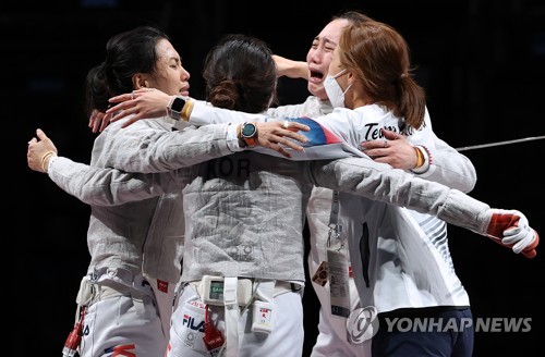 Moon félicite l'équipe féminine de sabre pour sa médaille de bronze