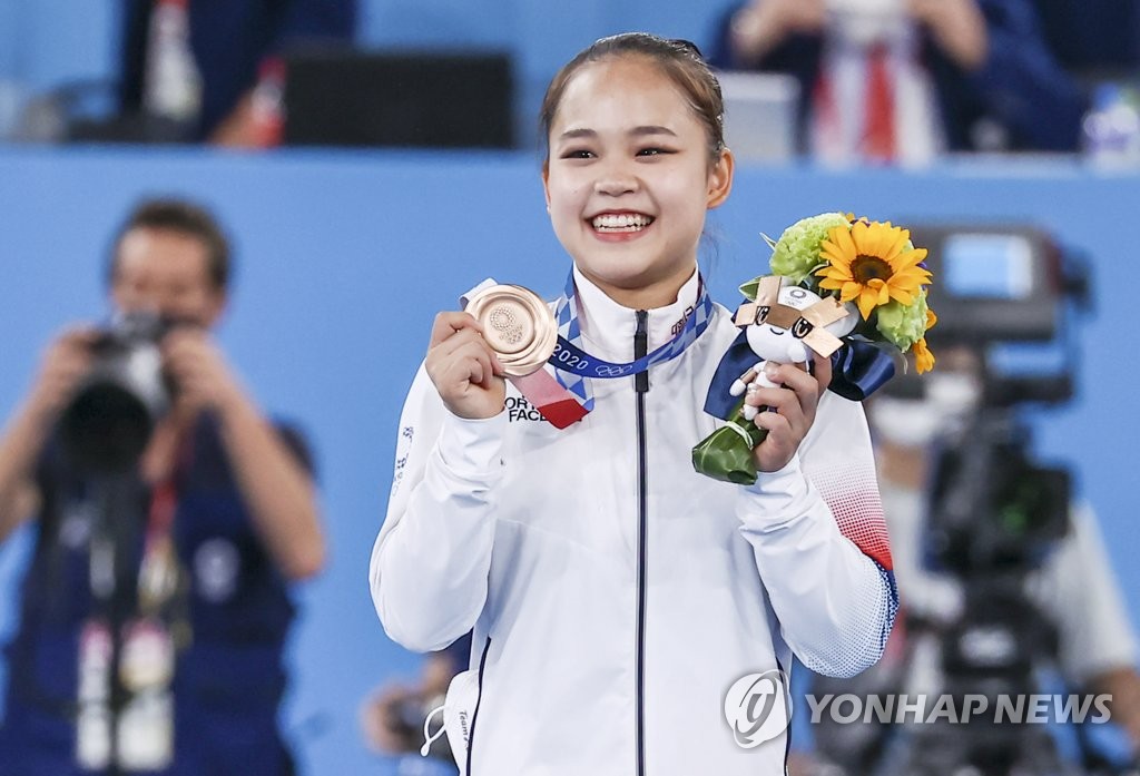 South Korean gymnast Yeo Seo-jeong poses with her bronze medal from the women's vault event at the Tokyo Olympics at Ariake Gymnastics Centre in Tokyo on Aug. 1, 2021. (Yonhap)